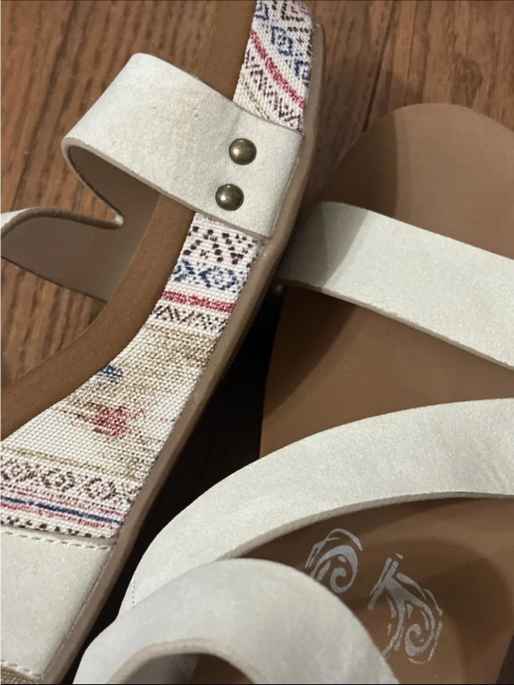 Very G Giavanna Wedge with Western/Aztec Pattern Size 9.5